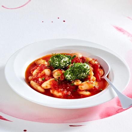 Riesenbohnen in Tomatensoße mit Frischkäse-Kräuter-Nockerln Rezept