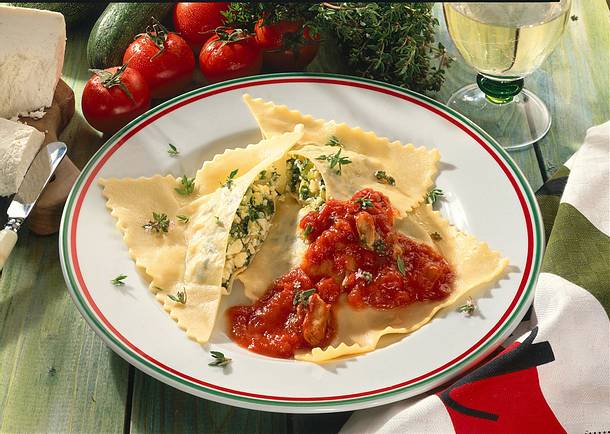 Riesenravioli mit Ricotta-Zucchini-Füllung Rezept Riesenravioli mit Ricotta-Zucchini-Füllung Rezept
