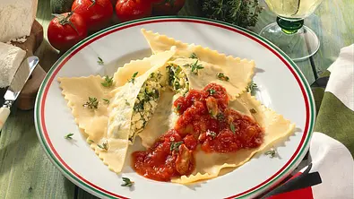 Riesenravioli mit Ricotta-Zucchini-Füllung Rezept - Foto: LECKER @ Bauer Media Group