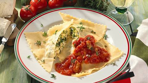 Riesenravioli mit Ricotta-Zucchini-Füllung Rezept - Foto: Neckermann