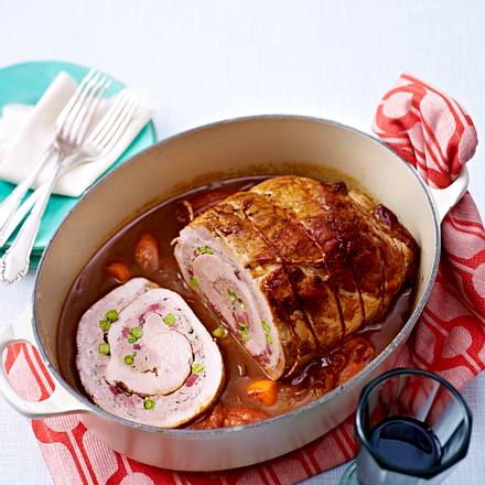 Riesenroulade mit Erbsen-Kräuter-Füllung Rezept Riesenroulade mit Erbsen-Kräuter-Füllung Rezept