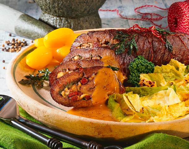 Riesenroulade mit Wirsinggemüse in Pernodrahm Rezept