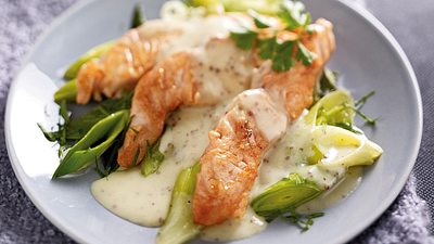 Riesling-Senf-Béchamel mit Lachsstreifen und Porree Rezept - Foto: House of Food / Bauer Food Experts KG