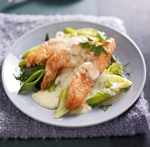 Riesling-Senf-Béchamel mit Lachsstreifen und Porree Rezept Riesling-Senf-Béchamel mit Lachsstreifen und Porree Rezept
