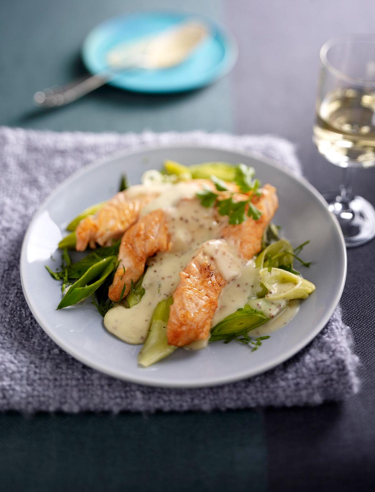 Riesling-Senf-Béchamel zu Lachsfilet und Porree Rezept