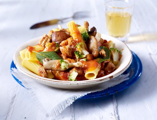 Rigatoni in Salbei-Tomatensoße mit Putenbrust Rezept Rigatoni in Salbei-Tomatensoße mit Putenbrust Rezept