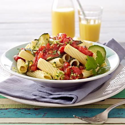 Rigatoni mit gebratenen Zucchischneiben und Tomatensugo Rezept Rigatoni mit gebratenen Zucchischneiben und Tomatensugo Rezept