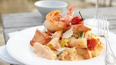 Rigatoni mit Lachs in Tomaten-Robiola-Creme Rezept - Foto: LECKER @ Bauer Media Group