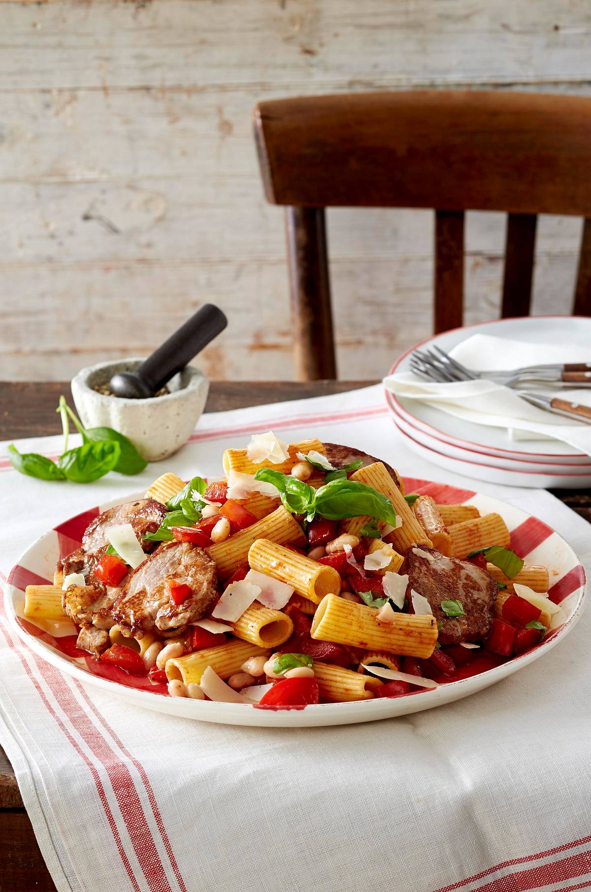 Rigatoni mit Schweinefilet in Bohnen-Tomaten-Soße Rezept