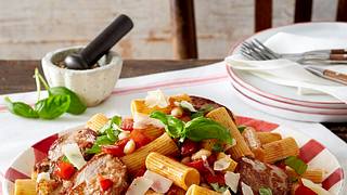 Rigatoni mit Schweinefilet in Bohnen-Tomaten-Soße Rezept - Foto: House of Food / Bauer Food Experts KG