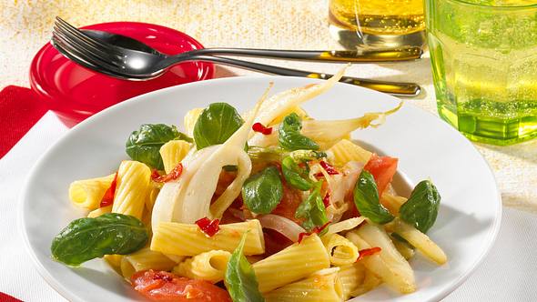 Rigatoni mit Tomaten, Fenchel und Peperoni Rezept - Foto: Maass