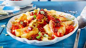 Rigatoni mit Tomatensalsa Rezept - Foto: House of Food / Bauer Food Experts KG