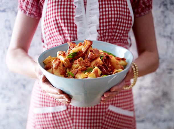 Rigatoni mit Wodka-Tomatensoße Rezept Rigatoni mit Wodka-Tomatensoße Rezept