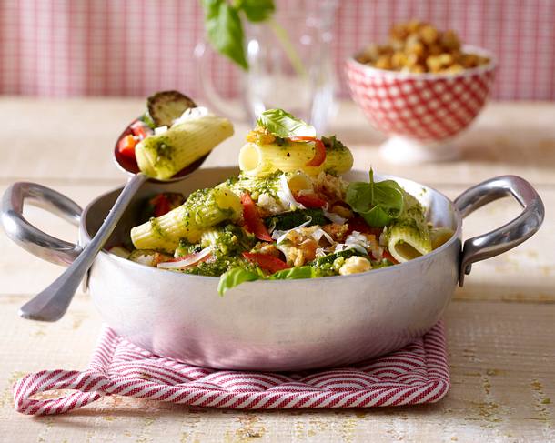 Rigatoni mit Zucchini und Paprika mit Pesto und Chilibrösel Rezept Rigatoni mit Zucchini und Paprika mit Pesto und Chilibrösel Rezept