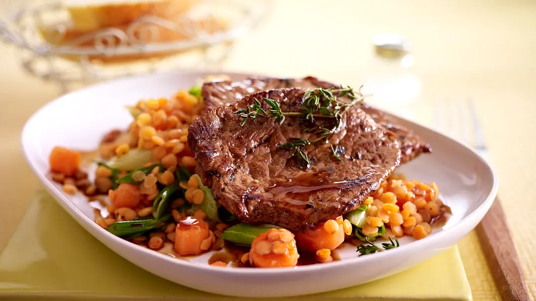 Rinder-Minutensteaks auf Balsamico-Linsen Rezept - Foto: LECKER @ Bauer Media Group Rinder-Minutensteaks auf Balsamico-Linsen Rezept - Foto: LECKER @ Bauer Media Group
