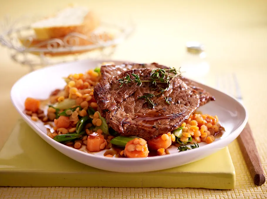 Rinder-Minutensteaks auf Balsamico-Linsen Rezept Rinder-Minutensteaks auf Balsamico-Linsen Rezept