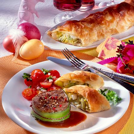 Rinder-Steaks mit Porreestrudel und Rotweinsoße Rezept Rinder-Steaks mit Porreestrudel und Rotweinsoße Rezept