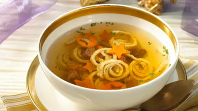 Rinderbouillon mit Kräuterflädle Rezept - Foto: LECKER @ Bauer Media Group
