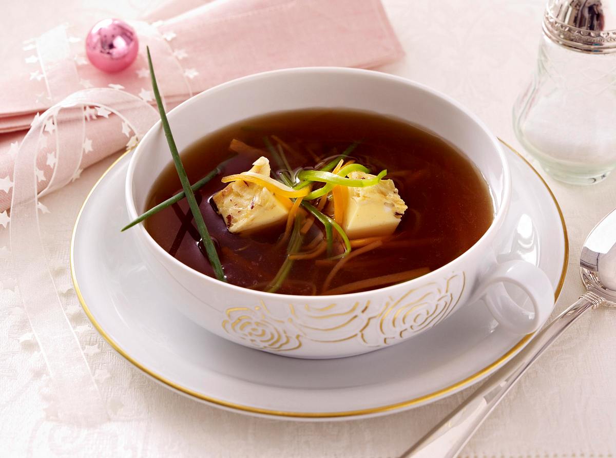 Rinderbouillon mit Nuss-Eierstich Rezept