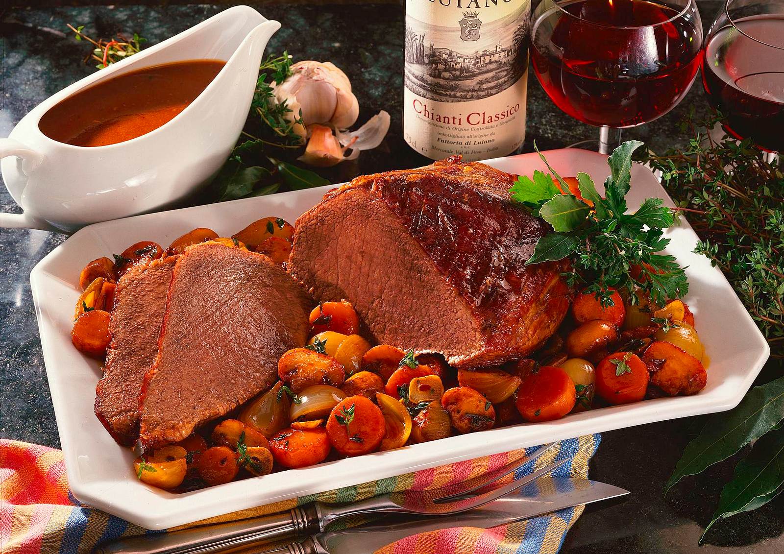 Rinderbraten in Chianti geschmort mit Möhren, Zwiebeln und Champignons ...