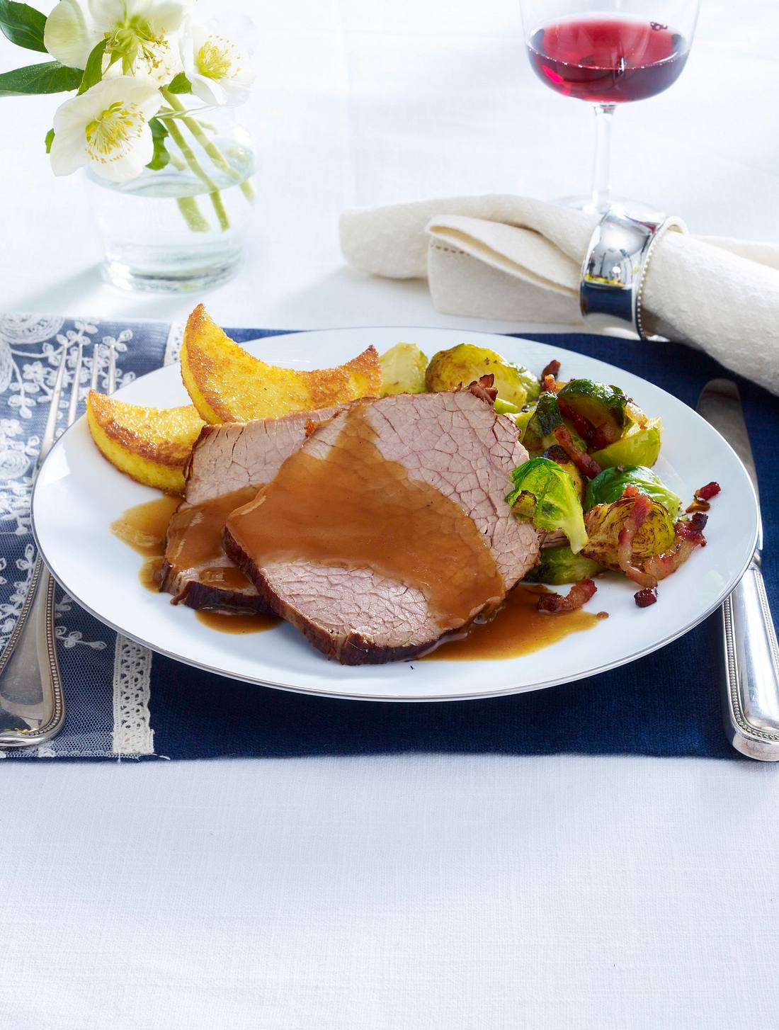 Rinderbraten mit Glühweinsoße und Polenta-Talern Rezept | LECKER