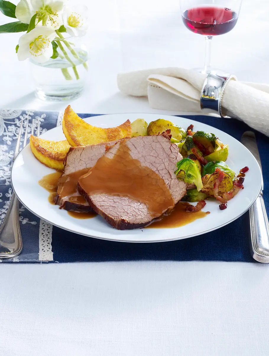 Rinderbraten mit Glühweinsoße und Polenta-Talern Rezept Rinderbraten mit Glühweinsoße und Polenta-Talern Rezept