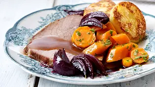 Rinderbraten mit Rotwein-Zwiebeln und Möhrengemüse Rezept - Foto: LECKER @ Bauer Media Group Rinderbraten mit Rotwein-Zwiebeln und Möhrengemüse Rezept - Foto: LECKER @ Bauer Media Group