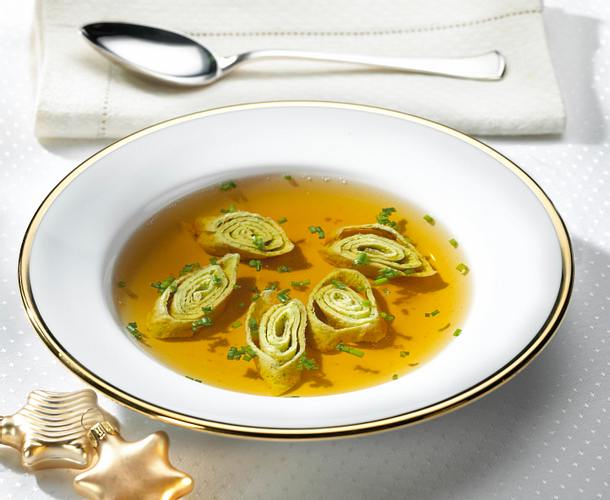 Rinderbrühe mit Kräuterflädle Rezept Rinderbrühe mit Kräuterflädle Rezept