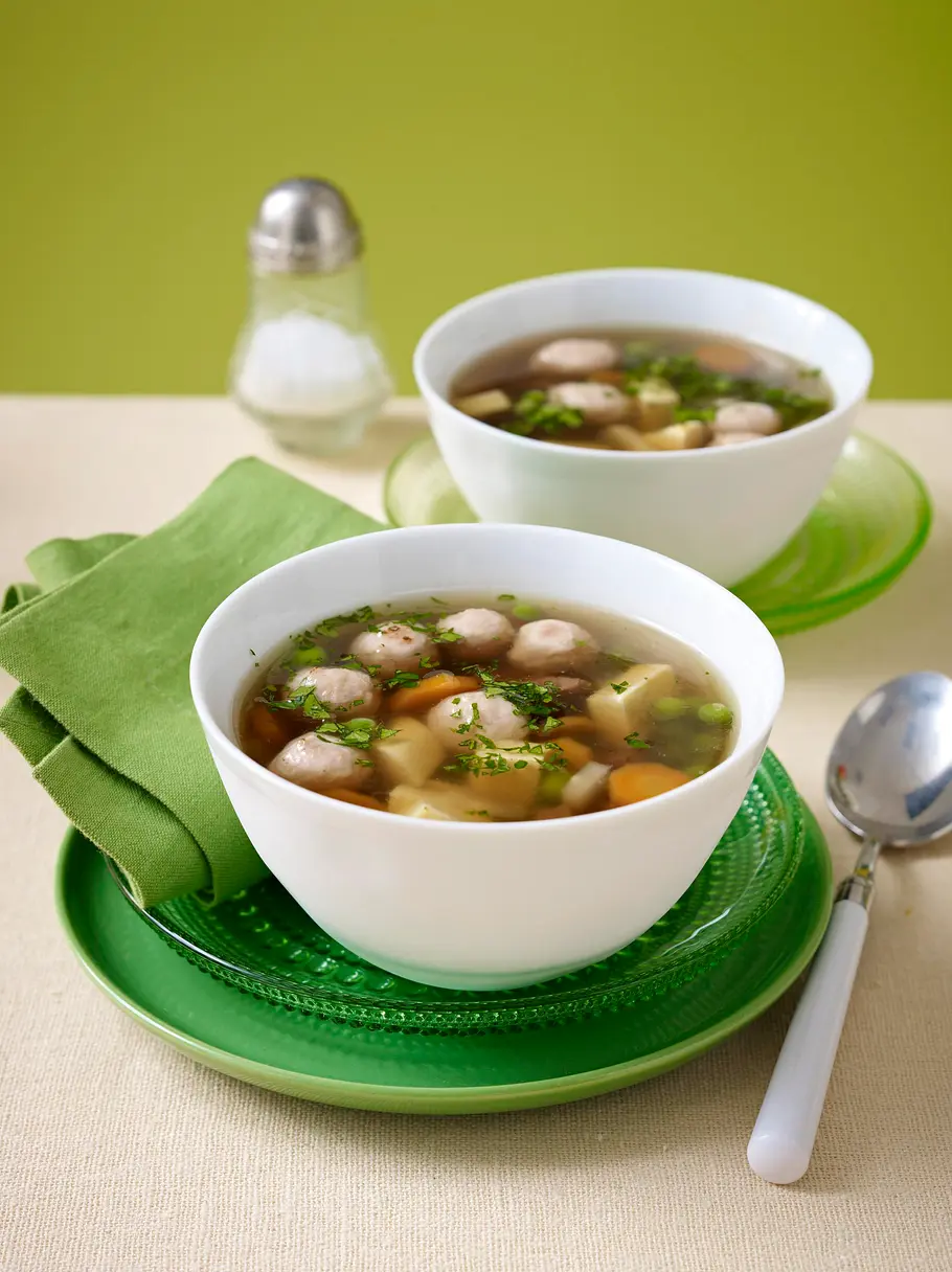 Rinderbrühe mit Klößen und Eierstich Rezept Rinderbrühe mit Klößen und Eierstich Rezept