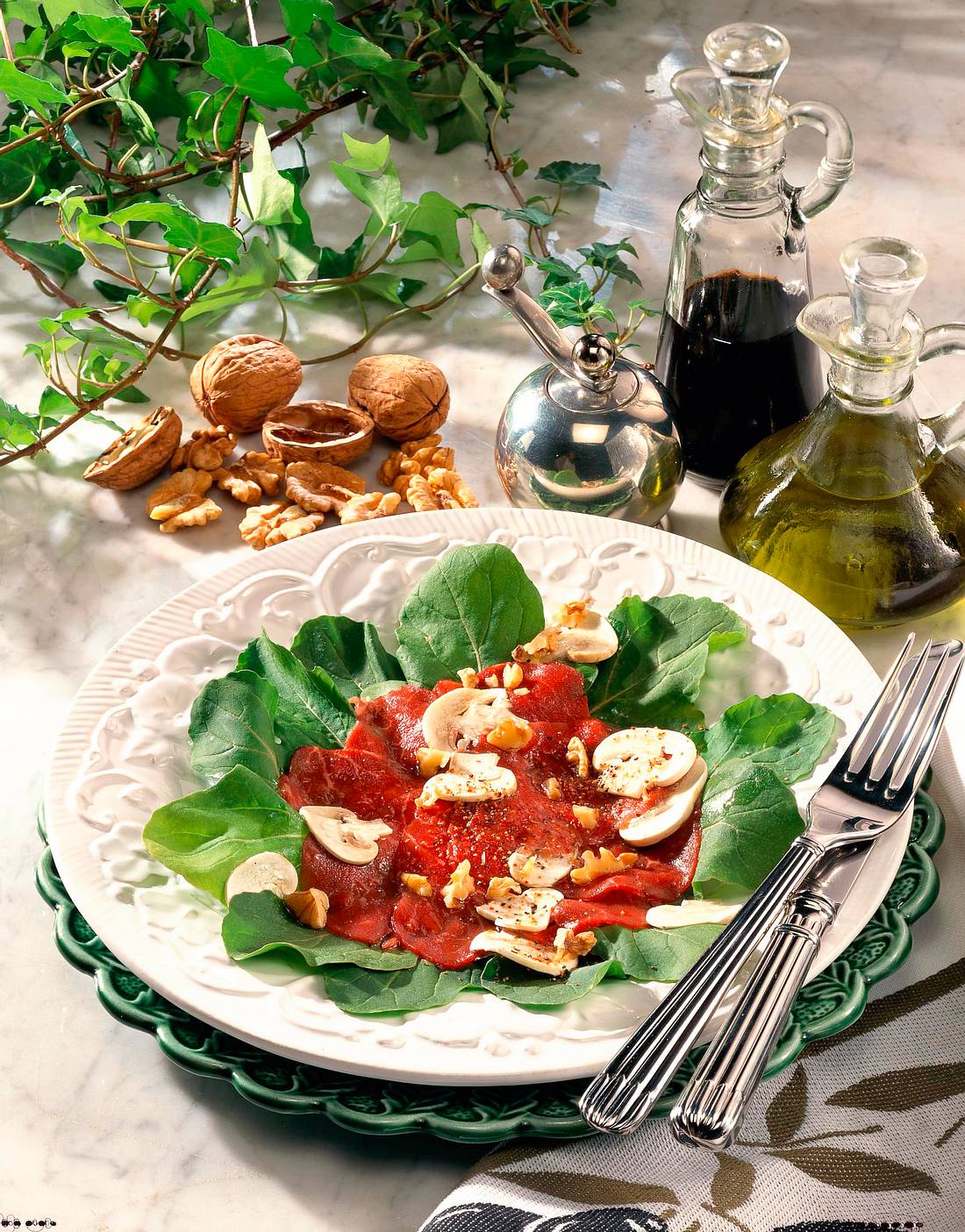 Rindercarpaccio mit Walnuss-Vinaigrette Rezept | LECKER