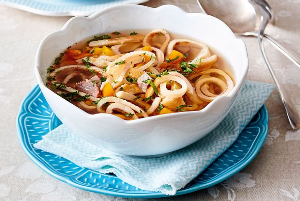 Rinderconsommé mit Flädle Rezept Rinderconsommé mit Flädle Rezept