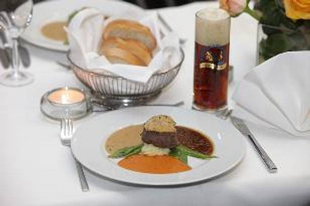 Rinderfilet auf Knoblauchpüree mit Schalotten-, Senf- oder Paprika-Biersauce Rezept Rinderfilet auf Knoblauchpüree mit Schalotten-, Senf- oder Paprika-Biersauce Rezept