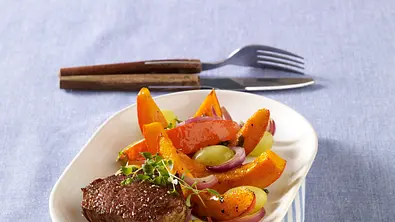 Rinderfilet auf Kürbis-Trauben-Gemüse Rezept - Foto: LECKER @ Bauer Media Group