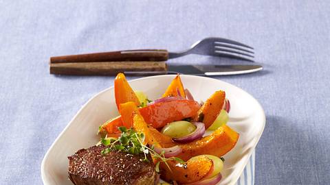 Rinderfilet auf Kürbis-Trauben-Gemüse Rezept - Foto: House of Food / Bauer Food Experts KG