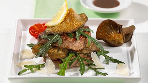 Rinderfilet auf Rucola-Salat mit feinem Parmesan Rezept - Foto: House of Food / Bauer Food Experts KG