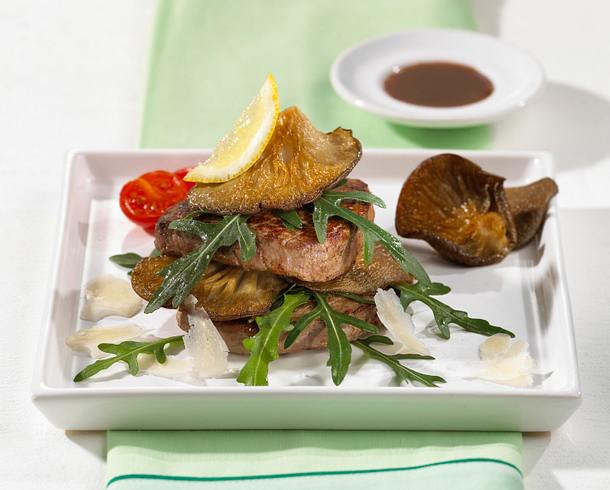 Rinderfilet auf Rucola-Salat mit feinem Parmesan Rezept Rinderfilet auf Rucola-Salat mit feinem Parmesan Rezept