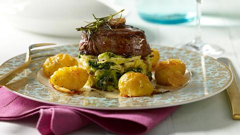 Rinderfilet auf Wirsingbett und Parmesandrillinge Rezept - Foto: House of Food / Bauer Food Experts KG