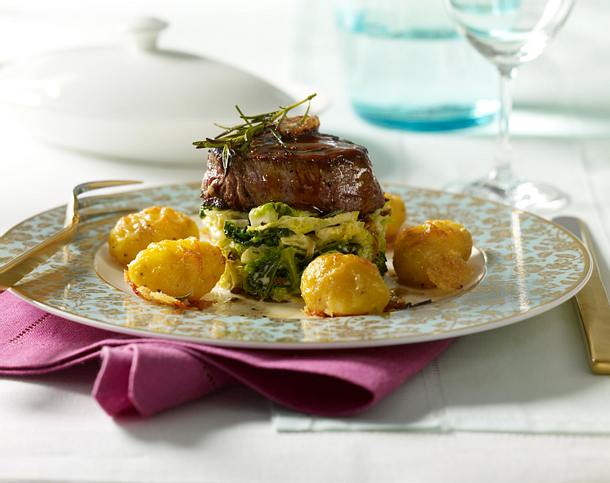 Rinderfilet auf Wirsingbett und Parmesandrillinge Rezept