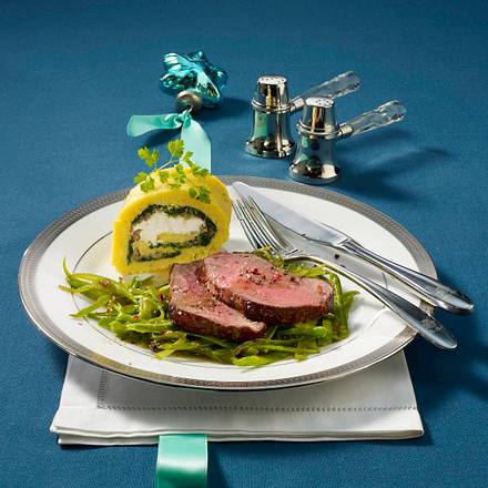 Rinderfilet auf Zuckerschoten mit Polenta-Roulade Rezept Rinderfilet auf Zuckerschoten mit Polenta-Roulade Rezept