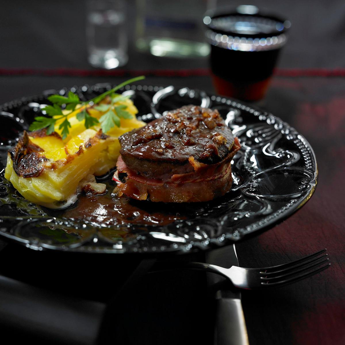 Rinderfilet im Speckmantel mit Tomaten-Wodka-Soße Rezept