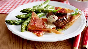 Rinderfilet in Cognac-4-Pfeffer-Soße mit Spargel Rezept - Foto: LECKER @ Bauer Media Group