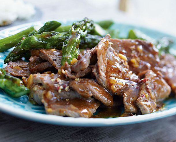 Rinderfilet in Sichuan-Pfeffersoße mit grünem Spargel Rezept Rinderfilet in Sichuan-Pfeffersoße mit grünem Spargel Rezept