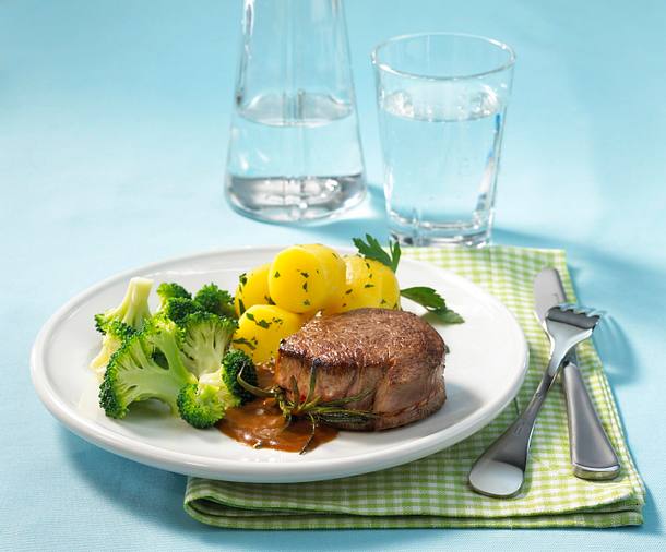 Rinderfilet mit Broccoli-Gemüse und Petersilienkartoffeln Rezept Rinderfilet mit Broccoli-Gemüse und Petersilienkartoffeln Rezept