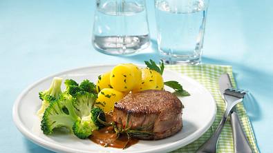 Rinderfilet mit Broccoli-Gemüse und Petersilienkartoffeln Rezept - Foto: LECKER @ Bauer Media Group