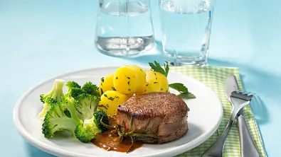 Rinderfilet mit Broccoli-Gemüse und Petersilienkartoffeln Rezept - Foto: LECKER @ Bauer Media Group
