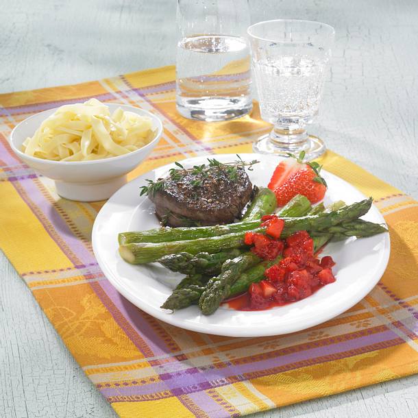 Rinderfilet mit Erdbeerchutney und Spargel Rezept Rinderfilet mit Erdbeerchutney und Spargel Rezept