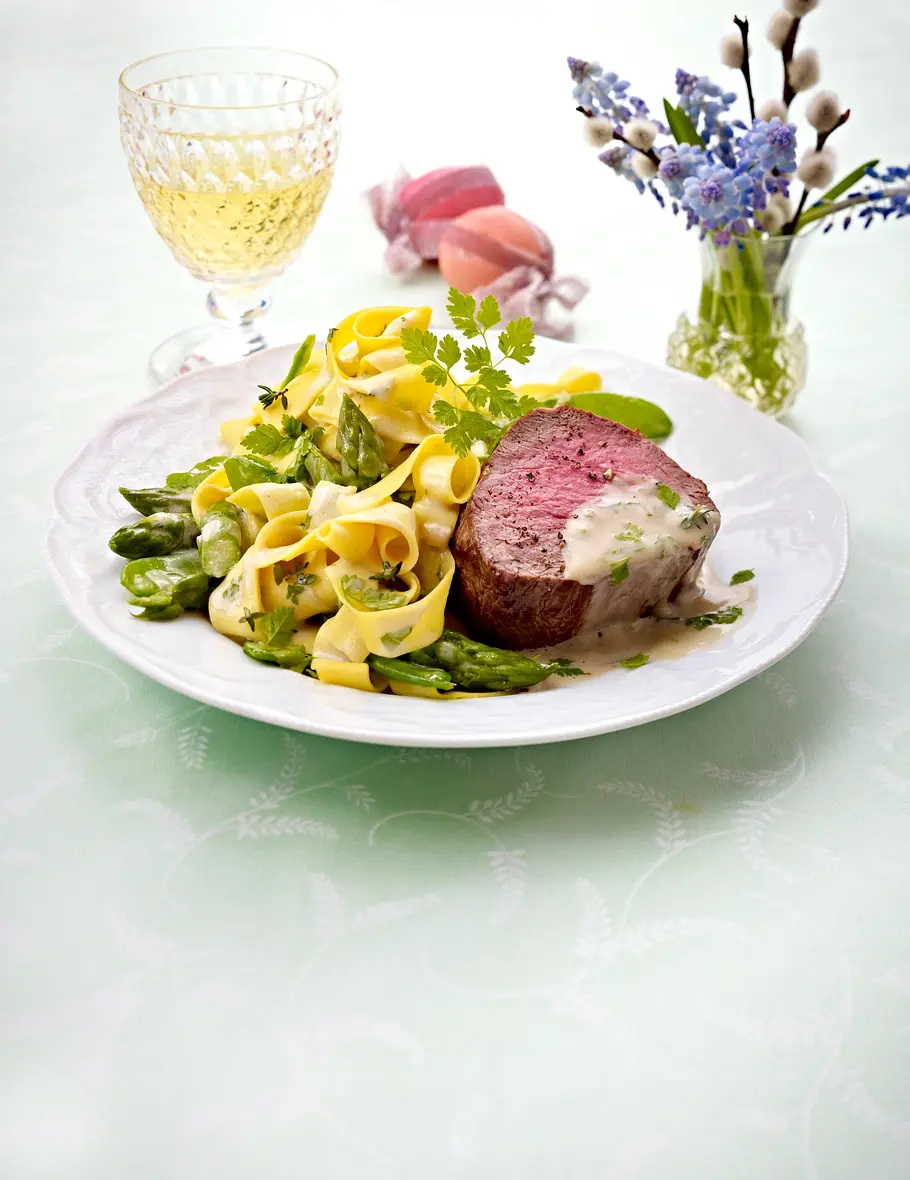 Rinderfilet mit feiner Kräutersoße Rezept Rinderfilet mit feiner Kräutersoße Rezept
