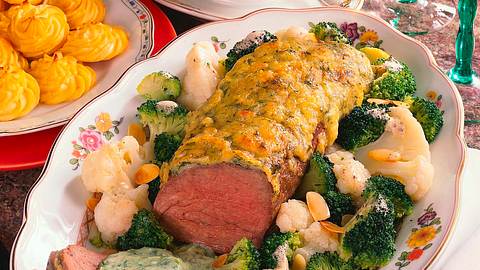 Rinderfilet mit Käse-Kräuter-Kruste Rezept - Foto: House of Food / Bauer Food Experts KG