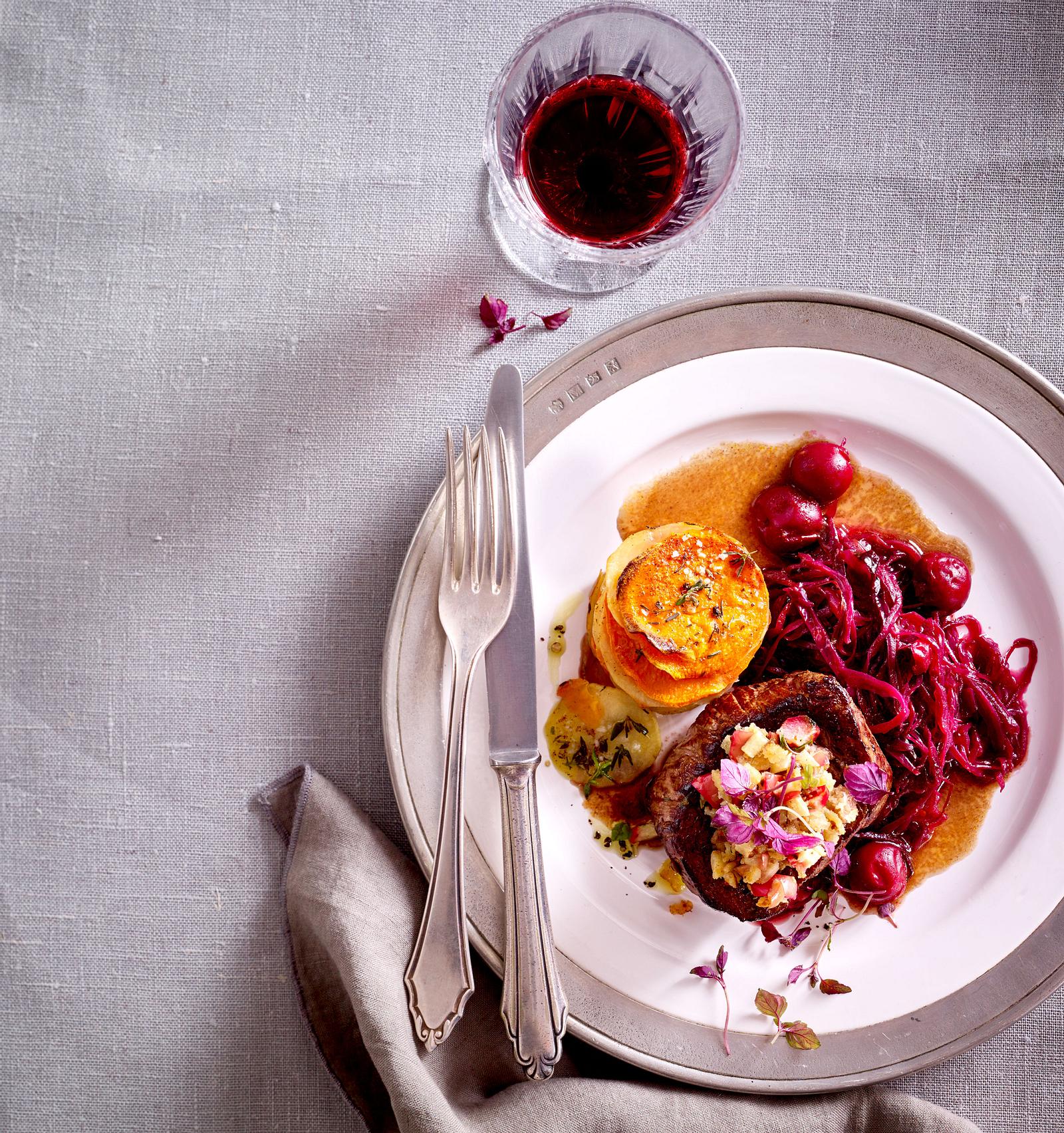 Rinderfilet mit Kirsch-Rotkohl und Kartoffel-Türmchen Rezept | LECKER