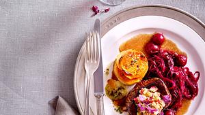 Rinderfilet mit Kirsch-Rotkohl und Kartoffel-Türmchen Rezept - Foto: House of Food / Bauer Food Experts KG